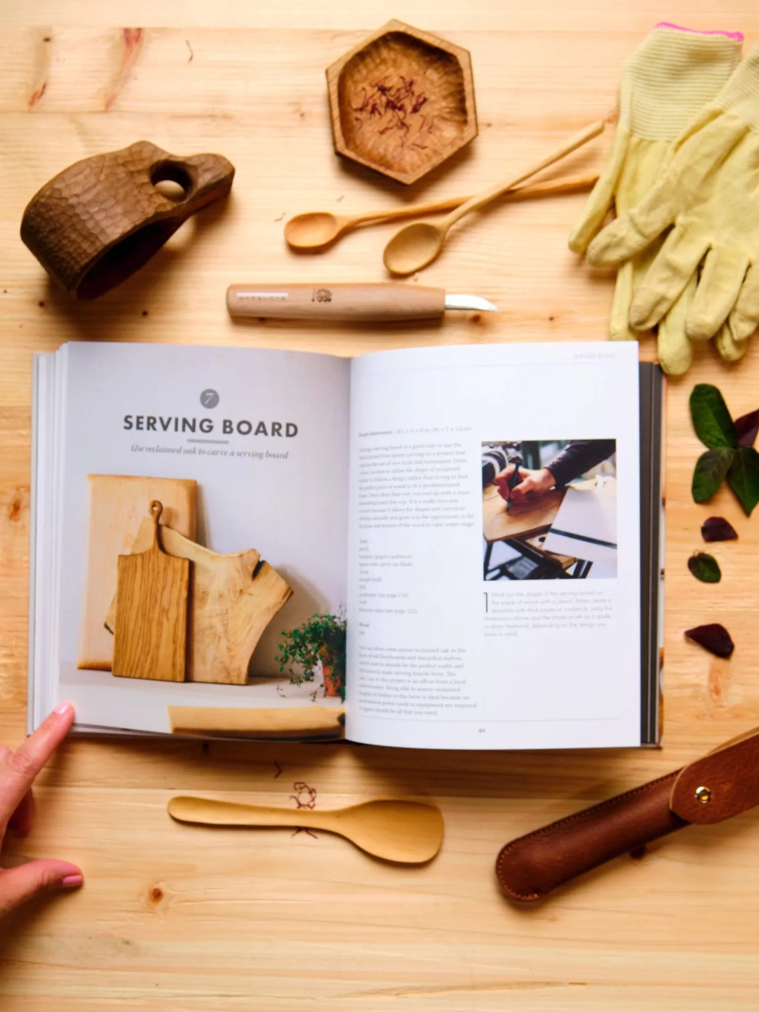 Heirloom Wood: A Modern Guide to Carving Spoons, Bowls, Boards & other Homewares